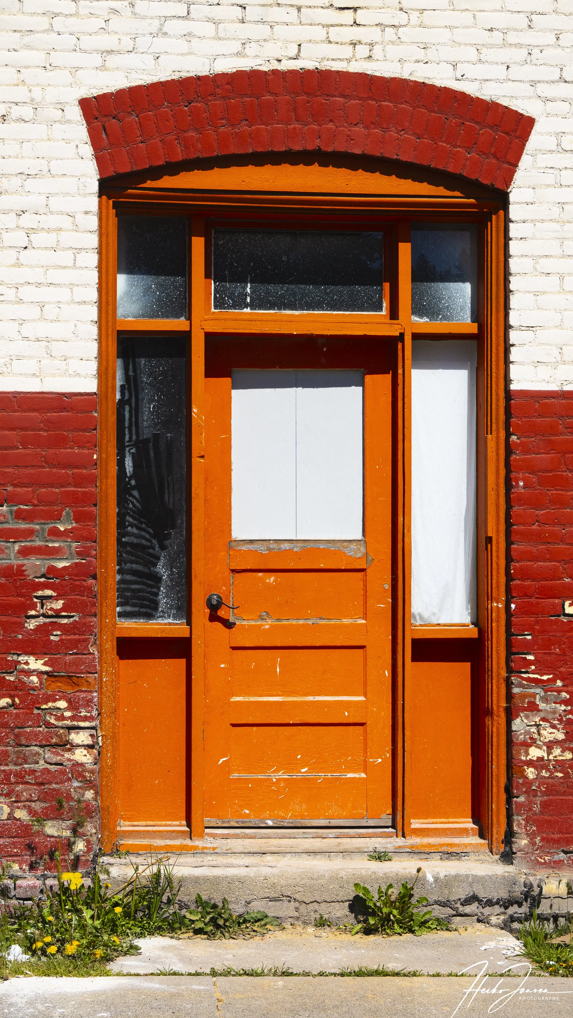 Colorful doorway. 

Sony RX100M7 24-200, f2.8-4.5;  26.9mm (73mm eq), 1/2000 sec, f5.0, ISO 100, -1EV.