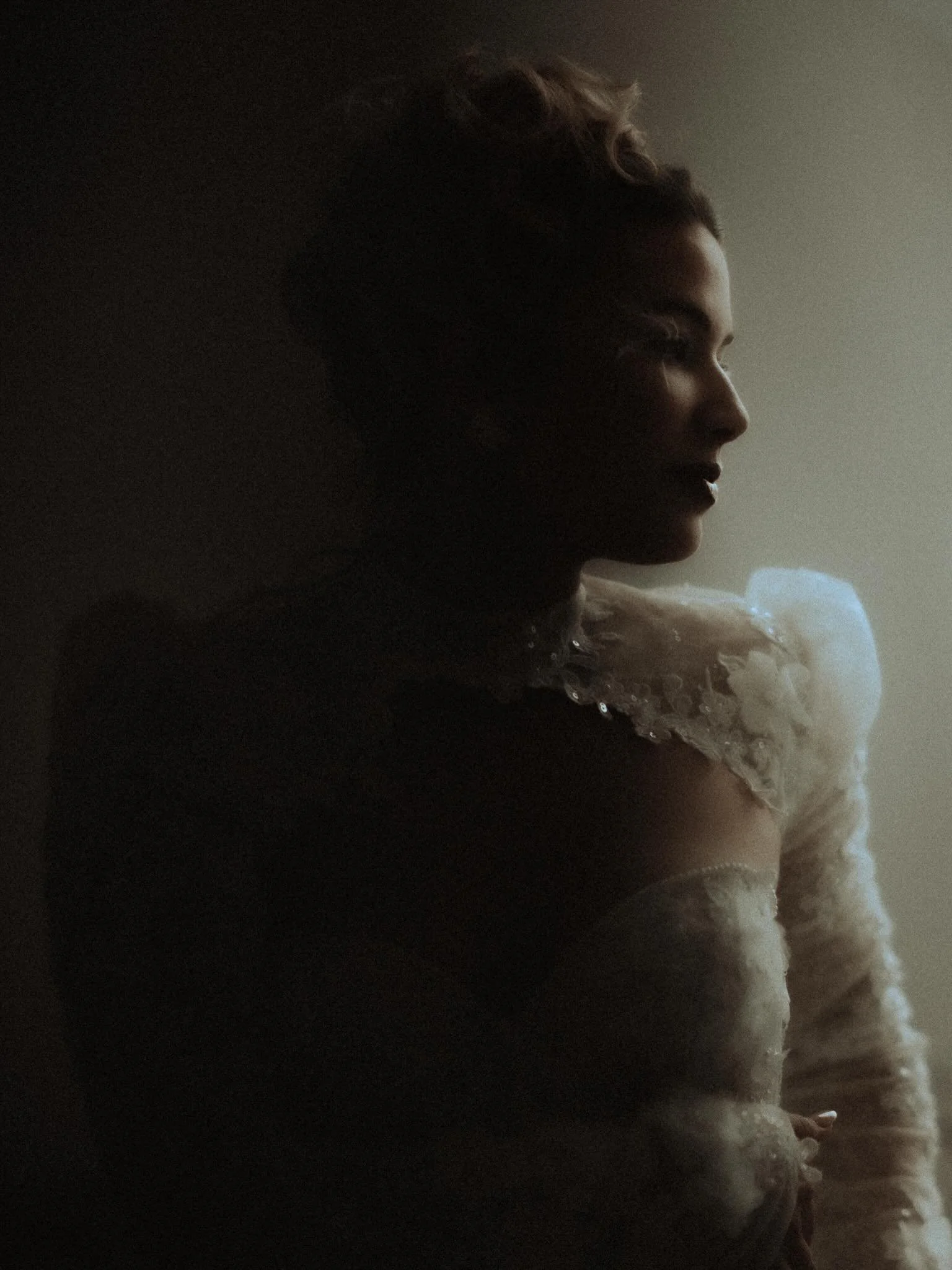 &bdquo;Nicht jede K&ouml;nigin tr&auml;gt eine Krone &ndash; manche tragen nur Licht.&ldquo; ✨

#fineartbride #bridal #brautmagazin #weddingphotography #photographer 

Planung &amp; Content Creation Event: @elisaertlfotografie 
Hair &amp; Make-up : @