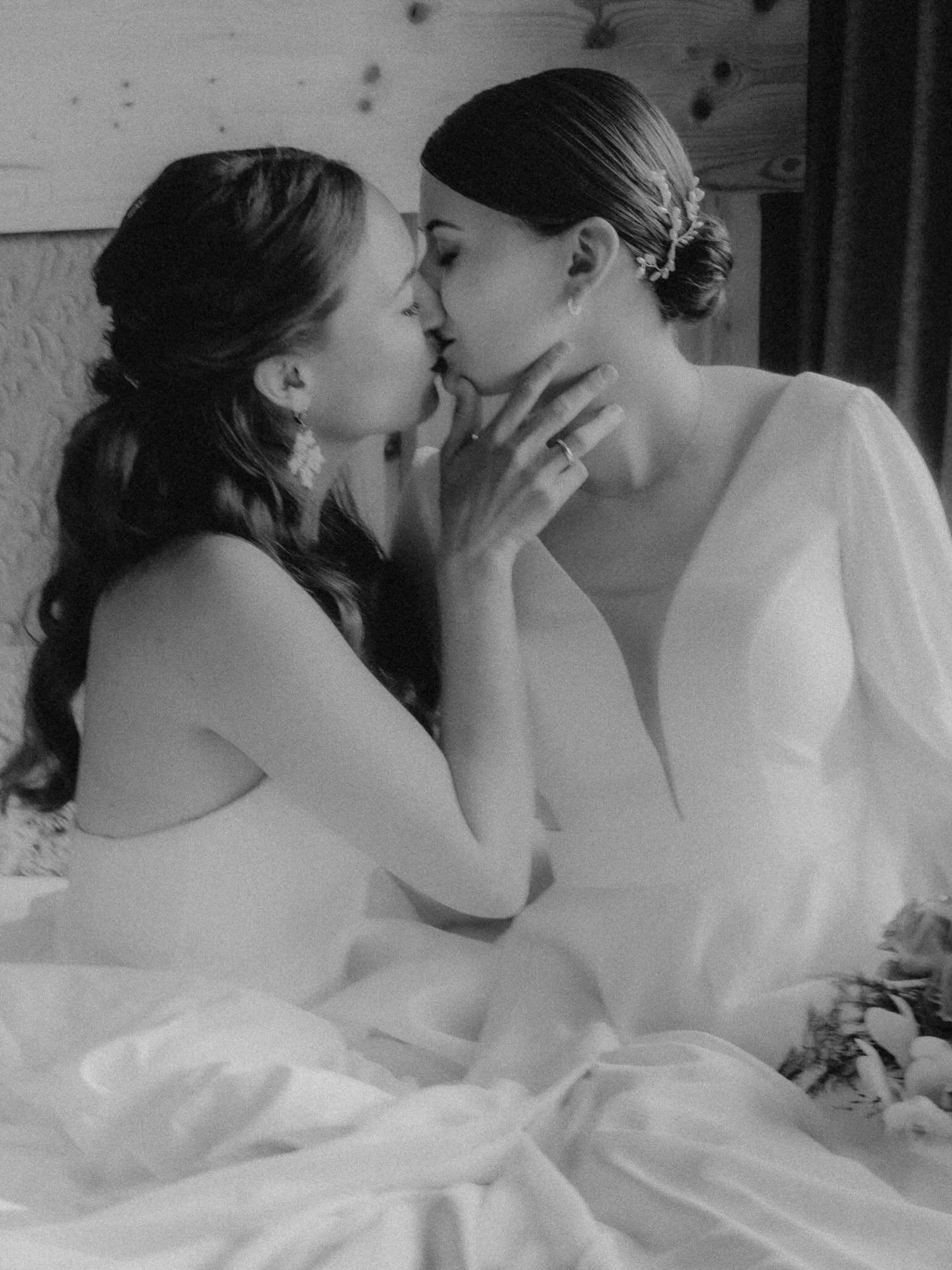 &bdquo;Softly touched, profoundly connected.&ldquo; 

#fineartphotography #bridal #brautmagazin #weddingphotography #photographer 

Workshop: @rawandreal_workshops 
Host: @foto.sekundln @tamara_kukulski @ricarda.photography 
H&amp;M: @tamara_kukulski