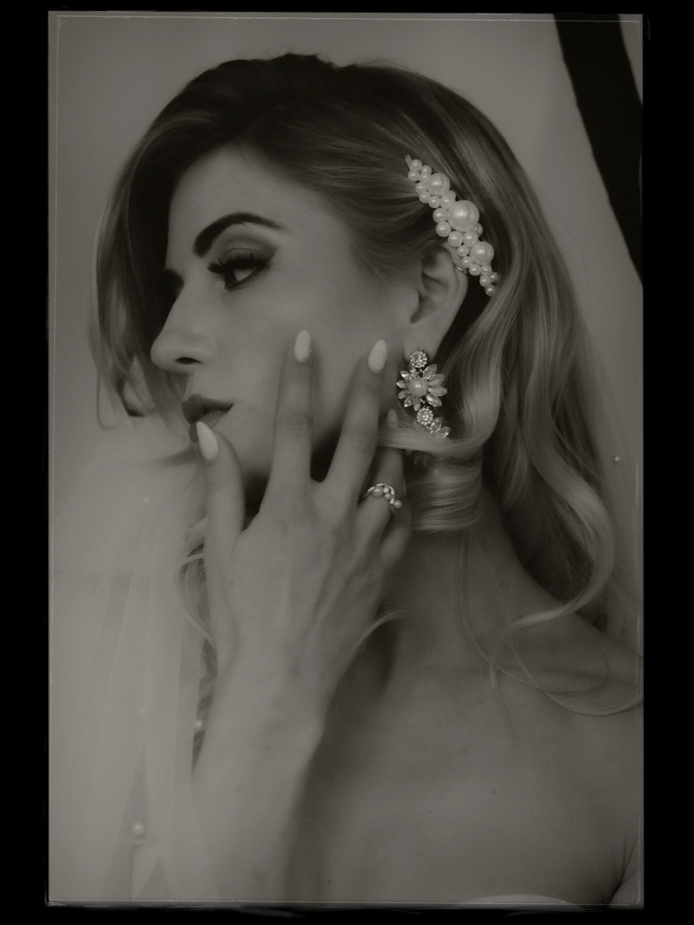 &bdquo;Manche Menschen erscheinen nicht einfach auf Bildern &ndash; sie verwandeln sie in Kunst.&ldquo;

#fineartbride #bridal #brautmagazin #analogphotography #photographer 

Planung &amp; Content Creation Event: @elisaertlfotografie 
Hair &amp; Mak
