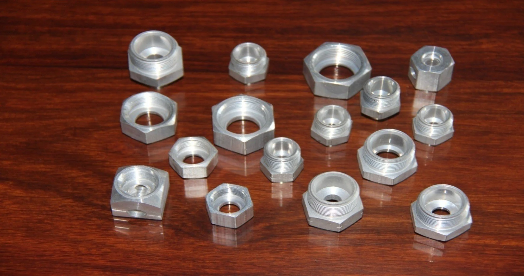 Nuts and Thread Connector: Fittings for aluminum pipe system of auto air conditioner (Sealed at axle direction)

Material：6061-T6, K7OA (according to customer's requirements)
Customer: Japan, Taiwan
