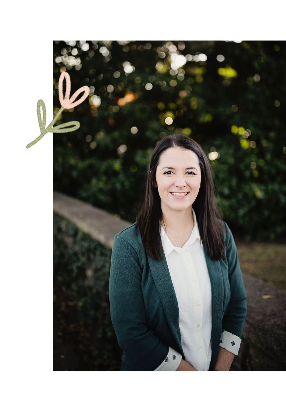 Kaylie Pennington, therapist at Meadowbrook Counseling in Athens, Alabama, smiling outdoors.