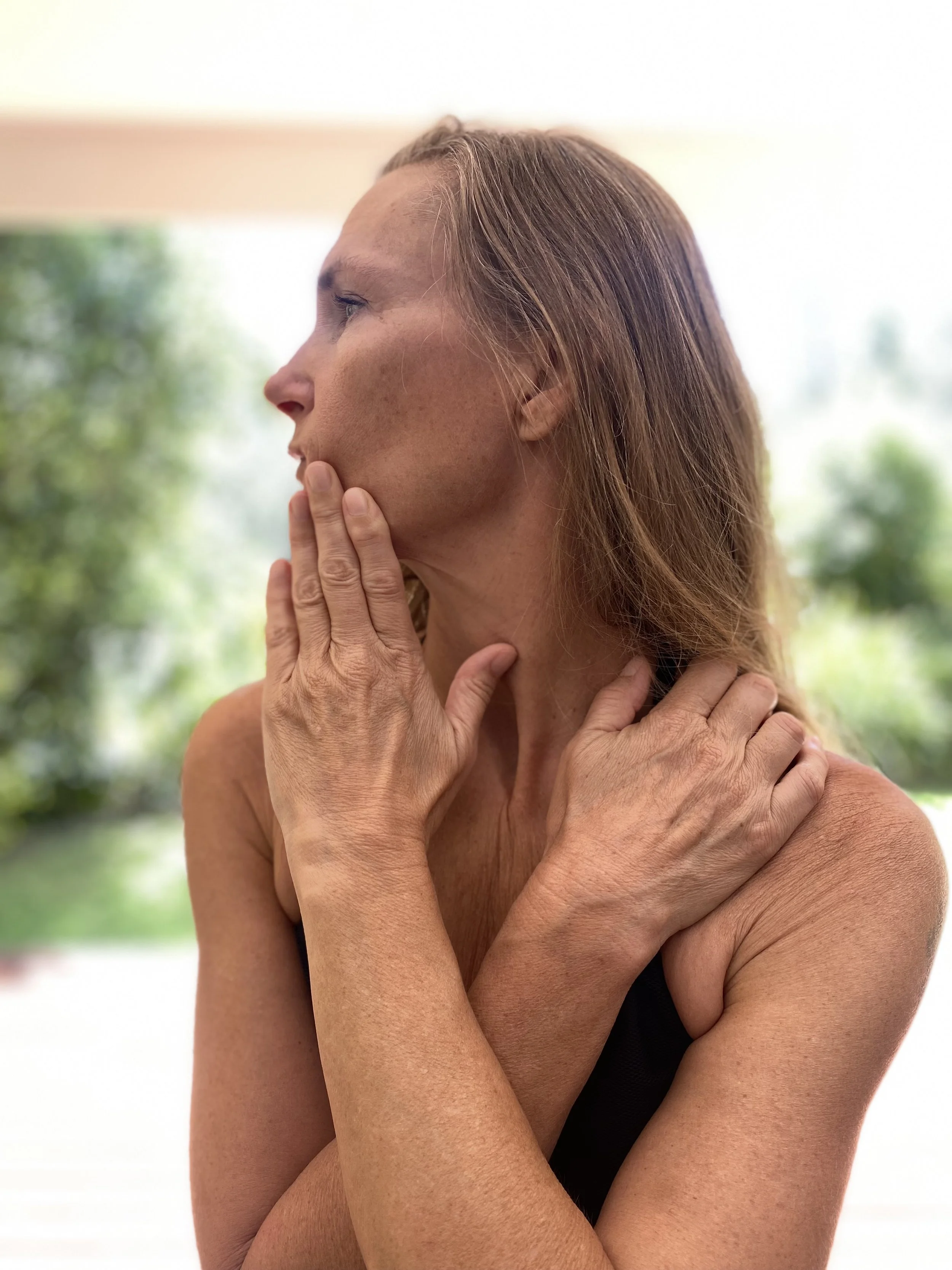 Why Jaw and Neck Tension Don’t Just “Go Away”. A Somatic Approach to Releasing Tension and Reconnecting With the Body