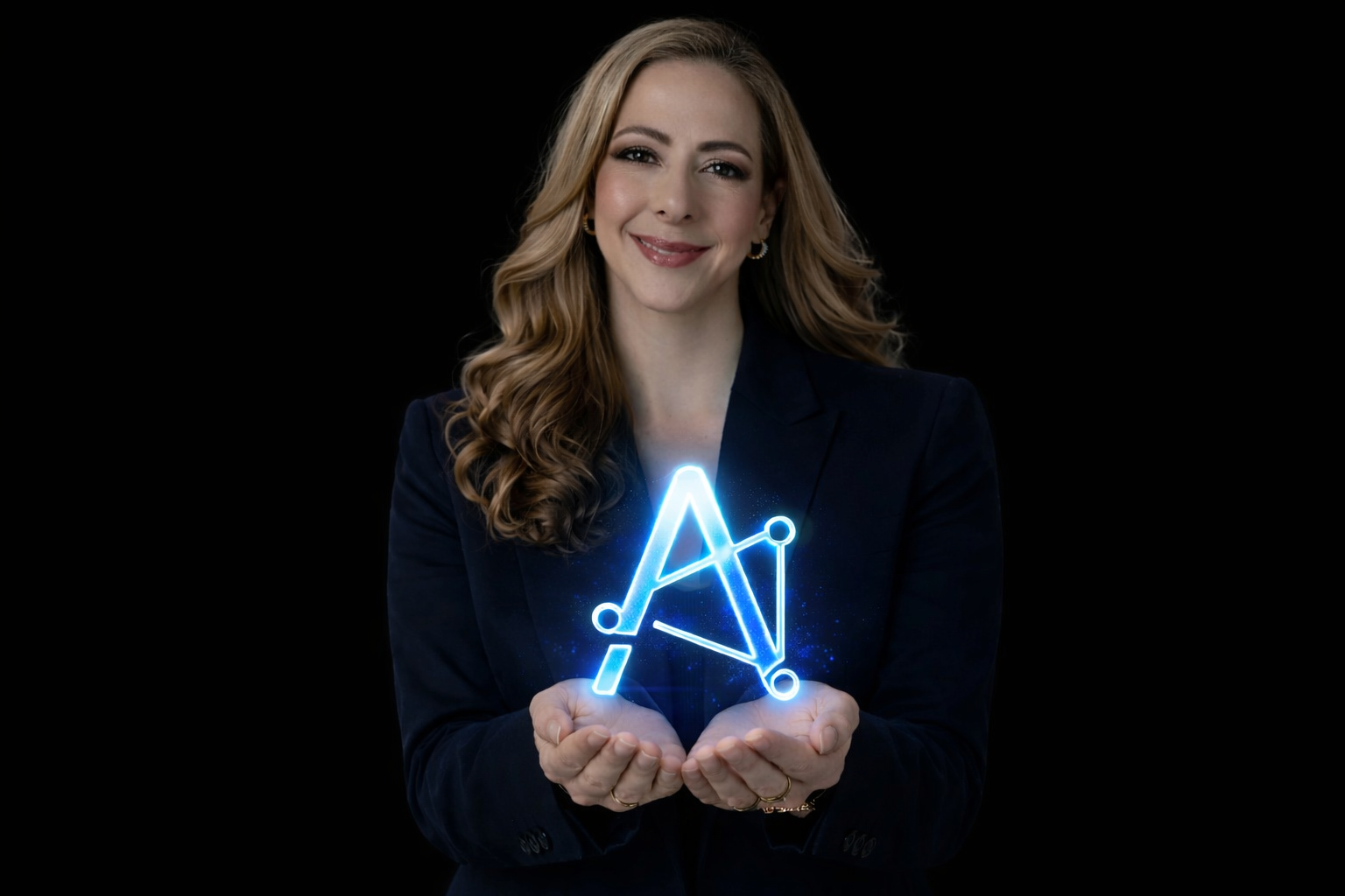 Carlota Alvarado, consultora en inteligencia artificial, con blazer oscuro y expresión cercana, sosteniendo un símbolo luminoso de IA