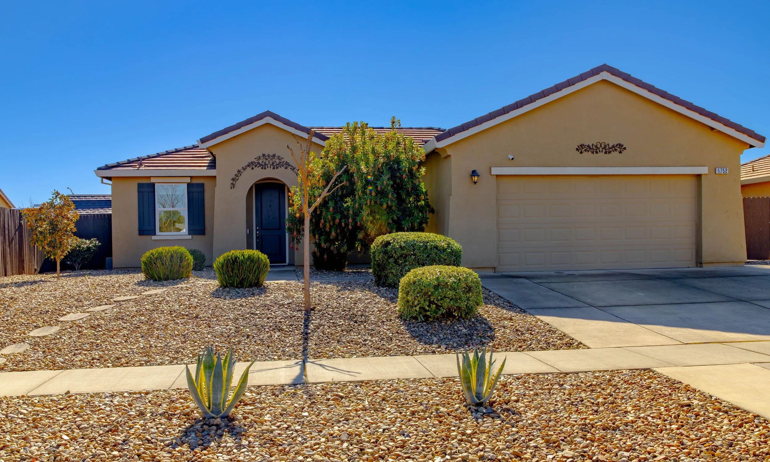 5752 Locharran Dr_ Front Yrd.jpg