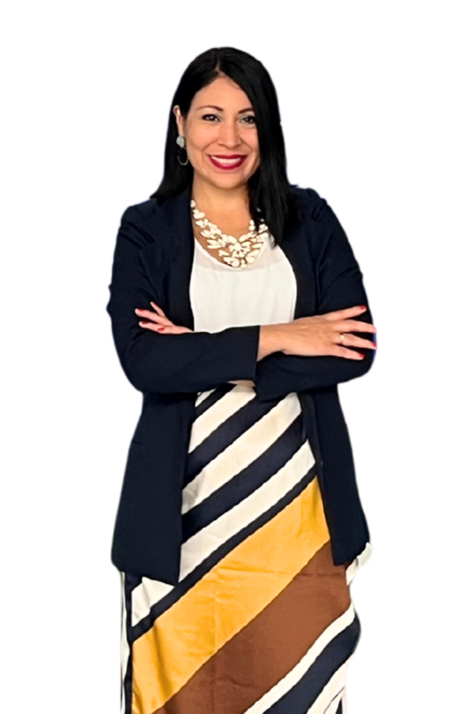Mujer sonriendo, con cabello negro, vestida con chaqueta negra y una falda con rayas en colores amarillo, marrón, negro y blanco, y blusa blanca.