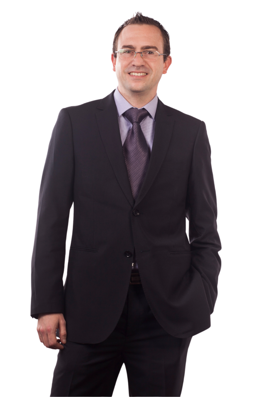 Hombre con gafas, traje negro, camisa azul y corbata en un fondo neutro