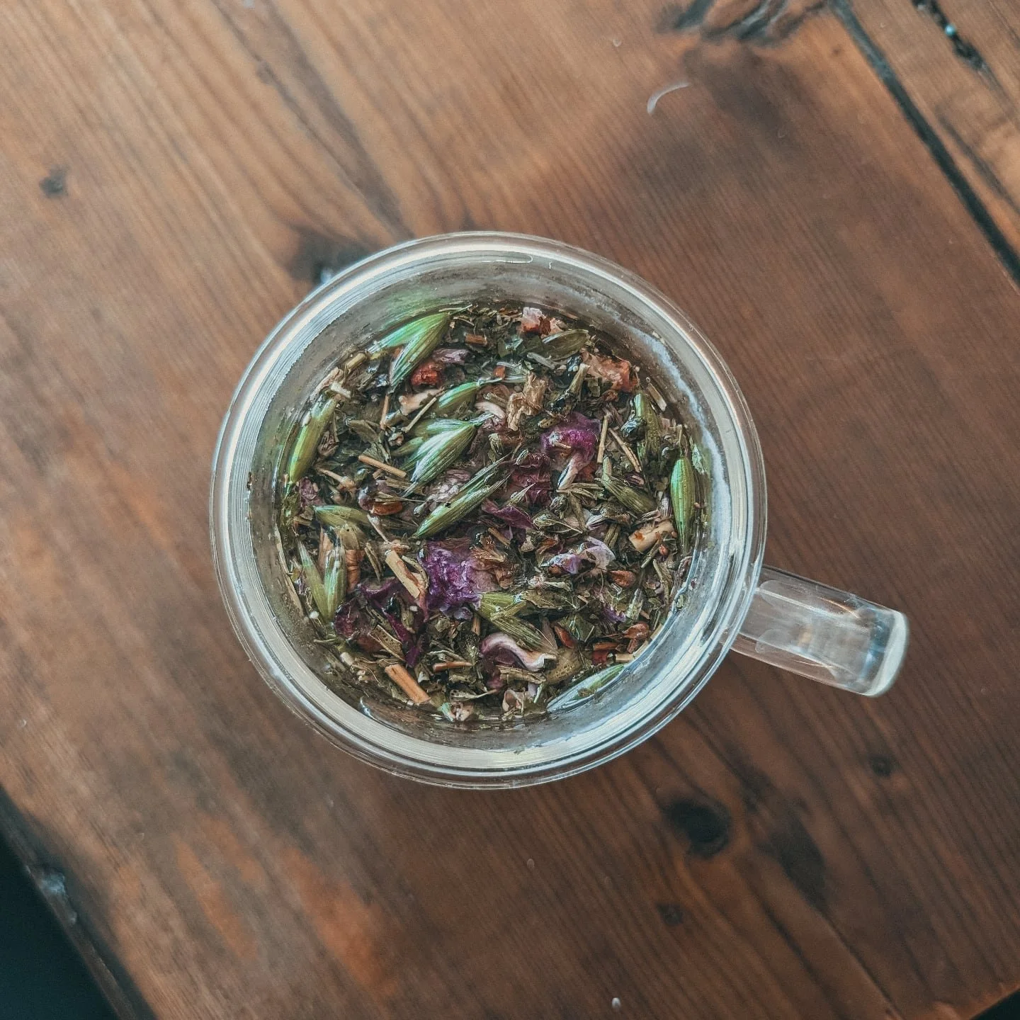 Afternoon cuppa. Playing around with a nutritive blend for that glowy feeling yourself vibe  Raspberry leaf as a nutritive base, Damiana and rose for an uplifting energy and beautiful floral flavour. And finally, milky oats - one of my favorite  herb