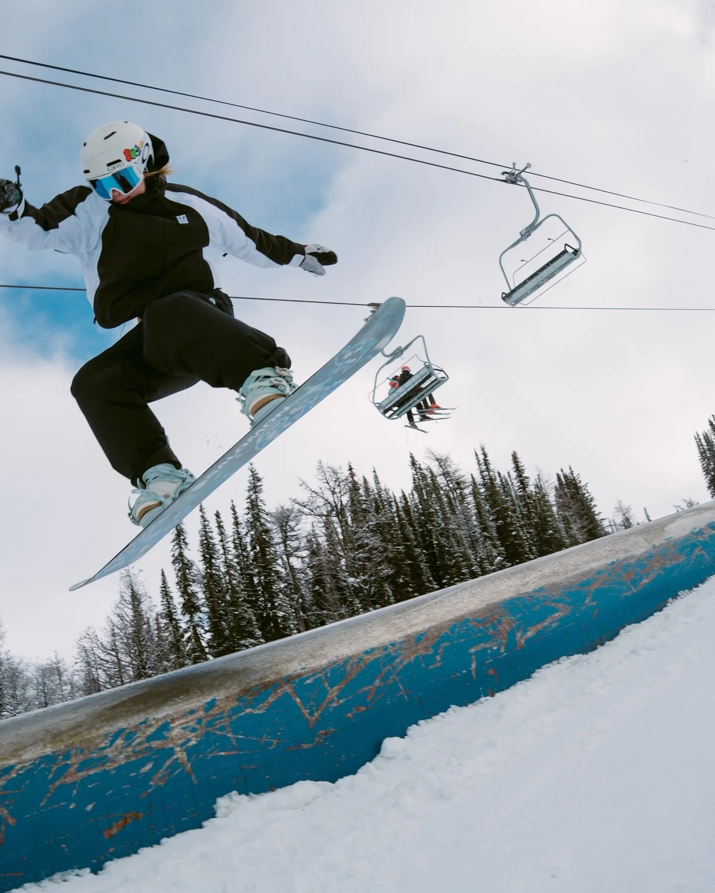 @rudegirlsshop kicking off the season with a bang💥
Huge turn out for the first ride day! Always such a sick time capturing everyone, whether they&rsquo;re learning to hit their first box or they&rsquo;re gapping the whole feature (👀@orangefishy101)