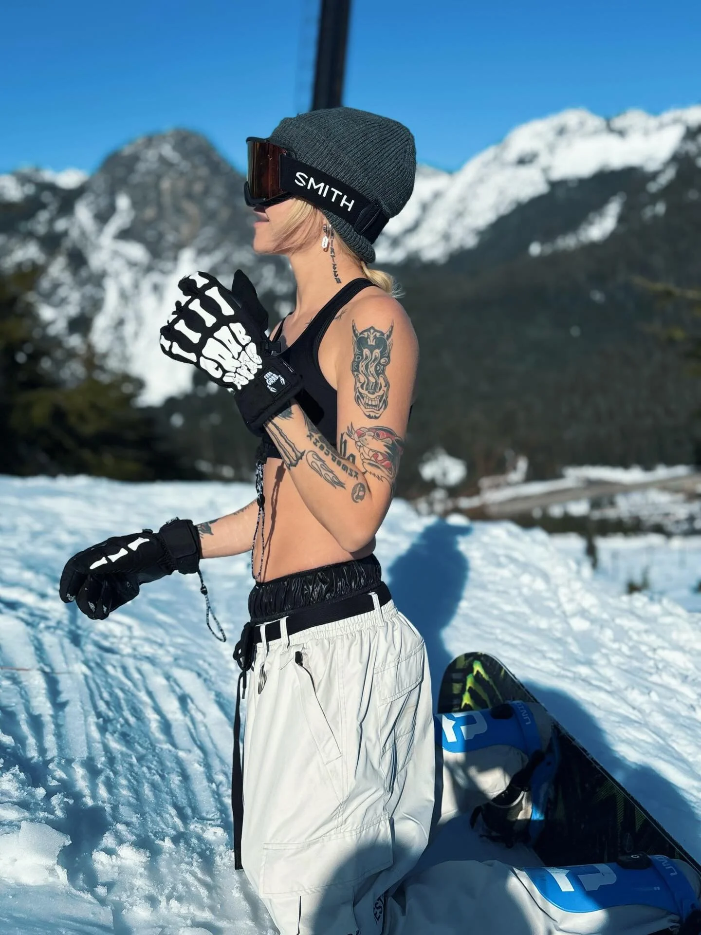 Been spending my post tour blues hitting the slopes with my new little preset from @monsterenergy ( a fricken @gnusnowboards collab snowboard) , and prepping a bunch of content to unleash on yall from my recent travels x)

Hot girl winter continues (