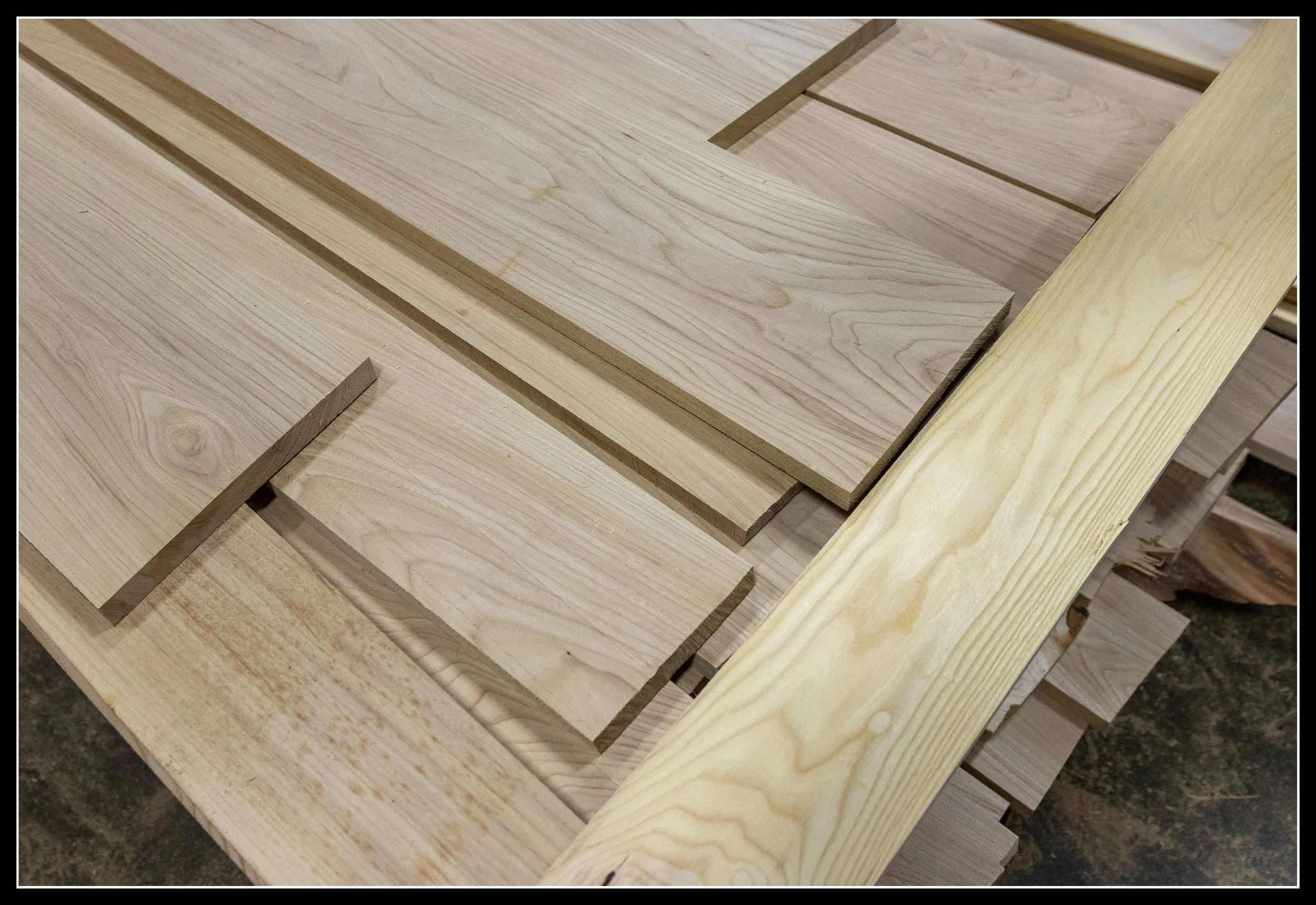 Elm boards from the same batch showing wide colour variation and distinctive rope‑fiber grain.