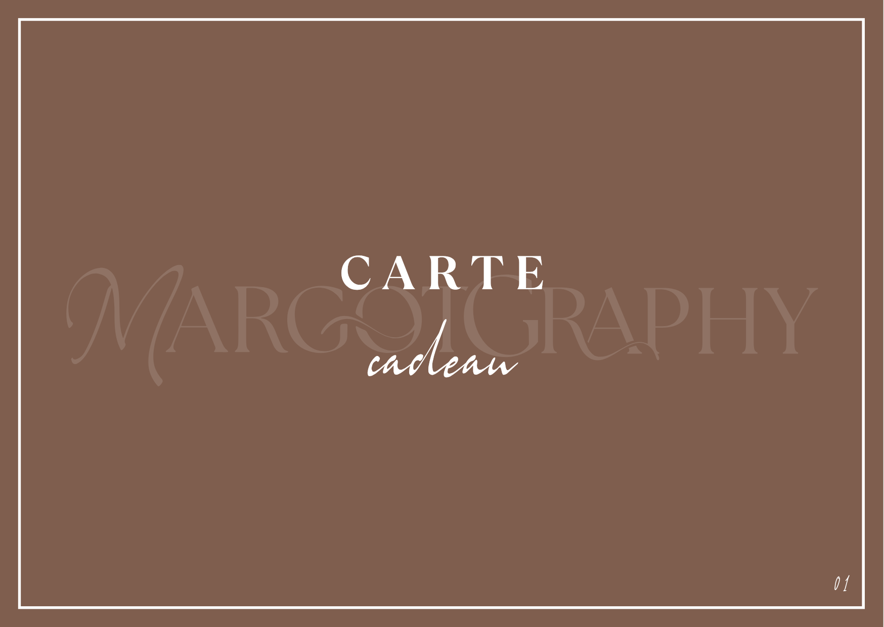 Carte en couleur marron avec le texte en blanc 'CARTE cadeau'. En arrière-plan, le texte 'MARGOGRAPHY' est légèrement visible en gris. En bas à droite, le numéro '01' est présent.