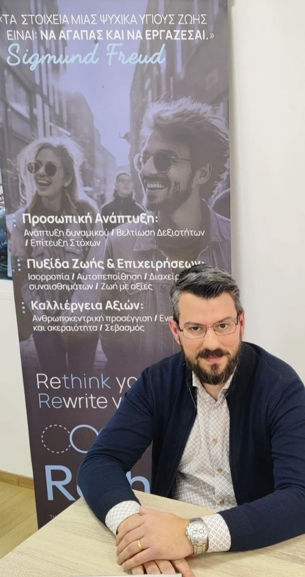 Ο Κωνσταντίνος - Rethink Executive Mentoring στο γραφείο για online συνεδρίες διαχείρισης burnout και υψηλής απόδοσης.