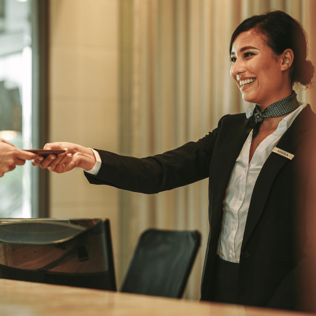 Στη φιλοξενία δεν υπάρχει λάθος τιμή. Υπάρχει μόνο λάθος υπόσχεση. Μετατρέπουμε την εμπειρία του πελάτη σας στο ισχυρότερο εργαλείο κερδοφορίας σας