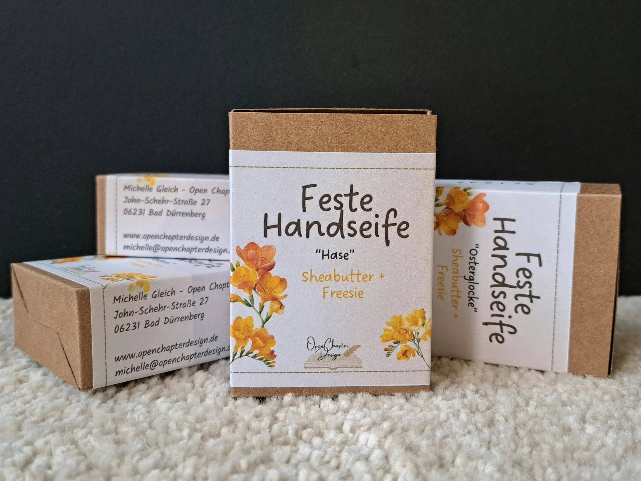 Seifenverpackungen feste Handseife, Duft: Freesie, 3 liegen im Hintergrund und 1 steht im Vordergrund