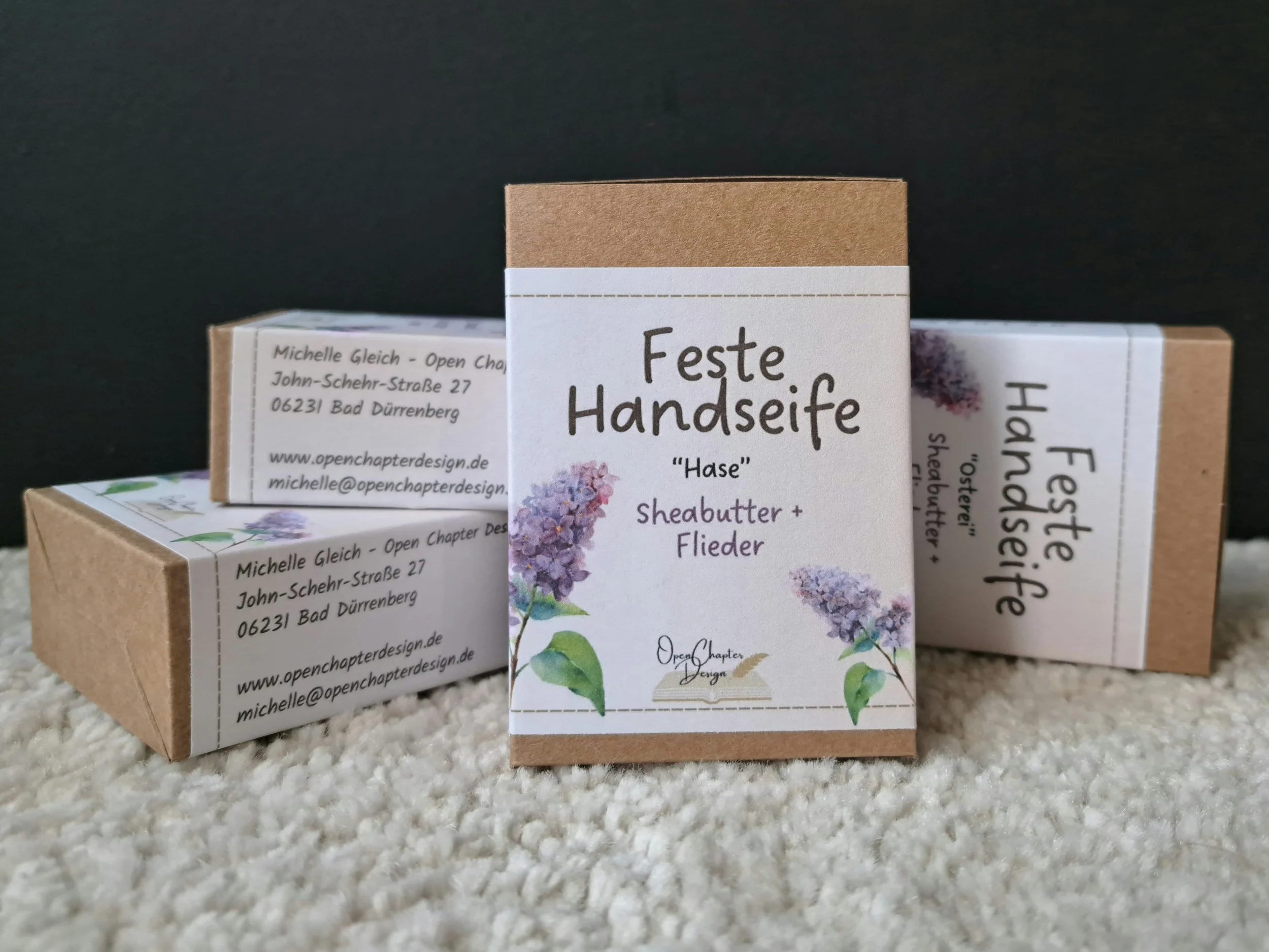 Verpackungen von Seife Flieder, 3 liegen im Hintergrund, 1 steht im Vordergrund