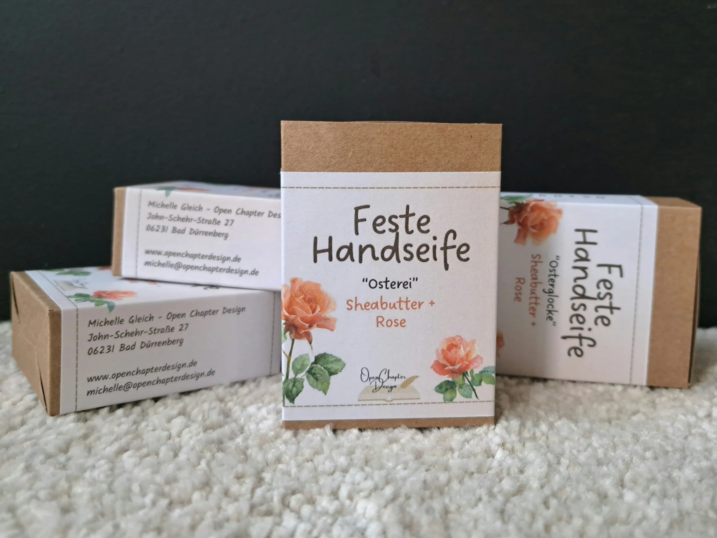 Verpackungen von Seife Rose, 3 liegen im Hintergrund, 1 steht im Vordergrund