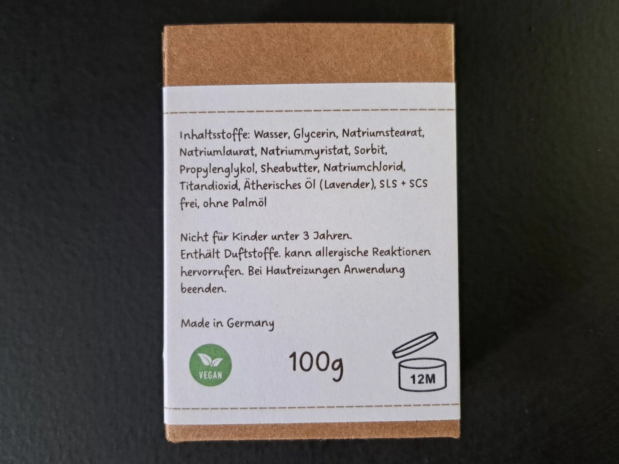 Rückseite der Verpackung mit Inhaltsstoffen und Produkthinweisen