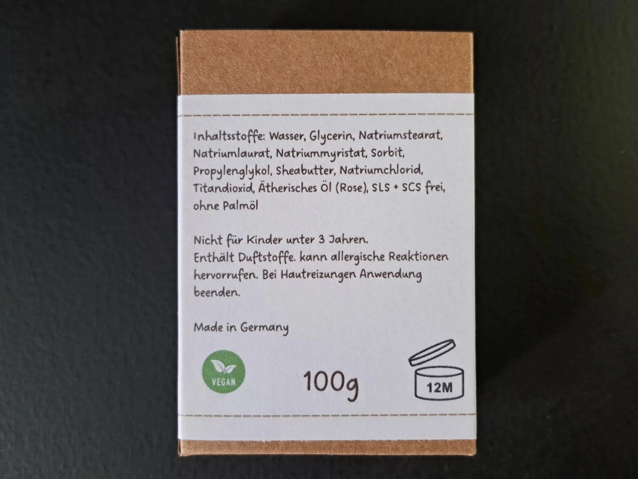 Rückseite der Verpackung mit Inhaltsstoffen und Produkthinweisen