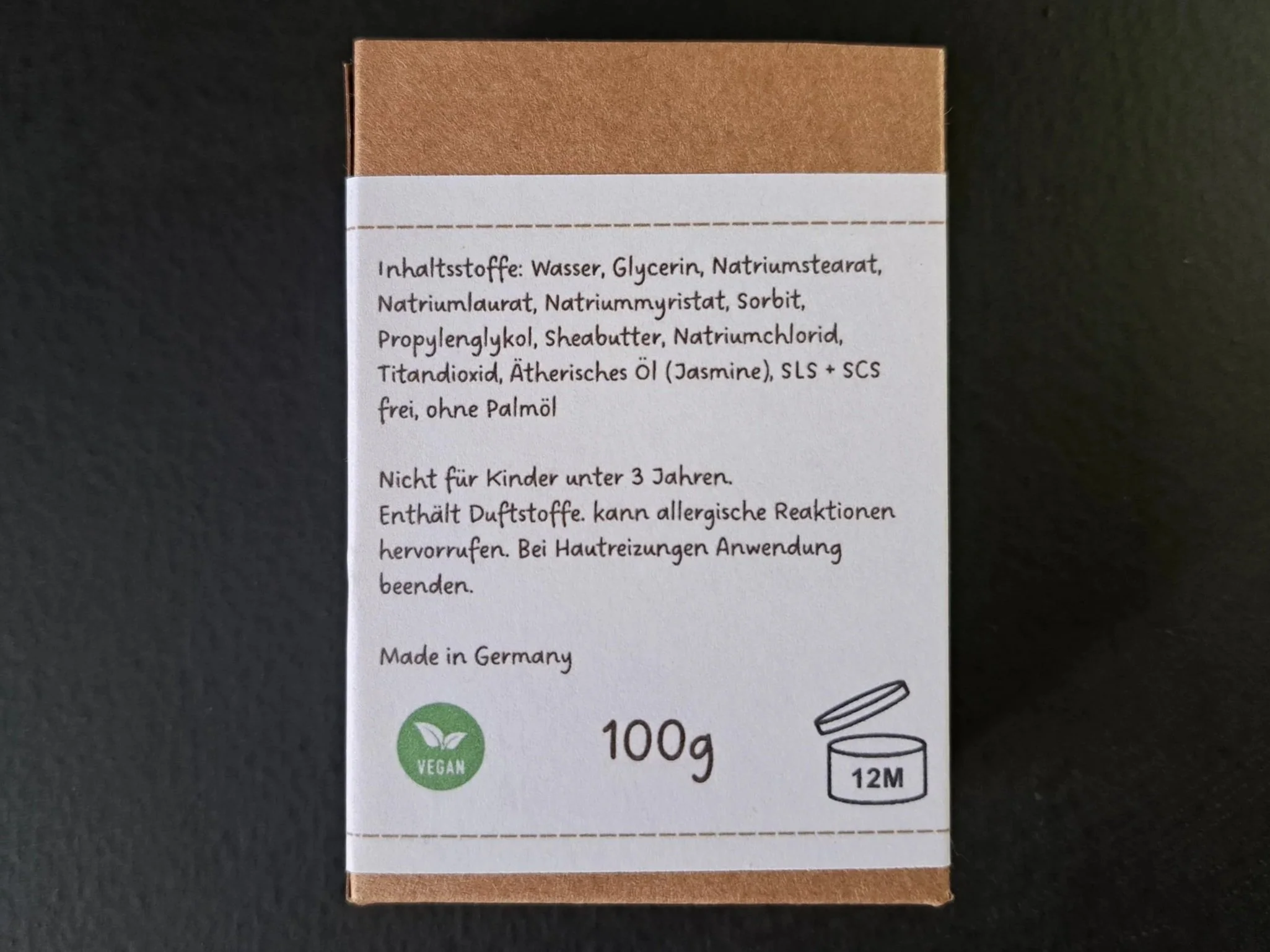 Rückseite der Verpackung mit Inhaltsstoffen und Produkthinweisen