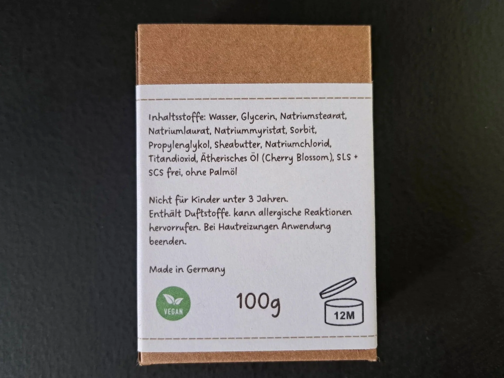 Rückseite der Verpackung mit Inhaltsstoffen und Produkthinweisen