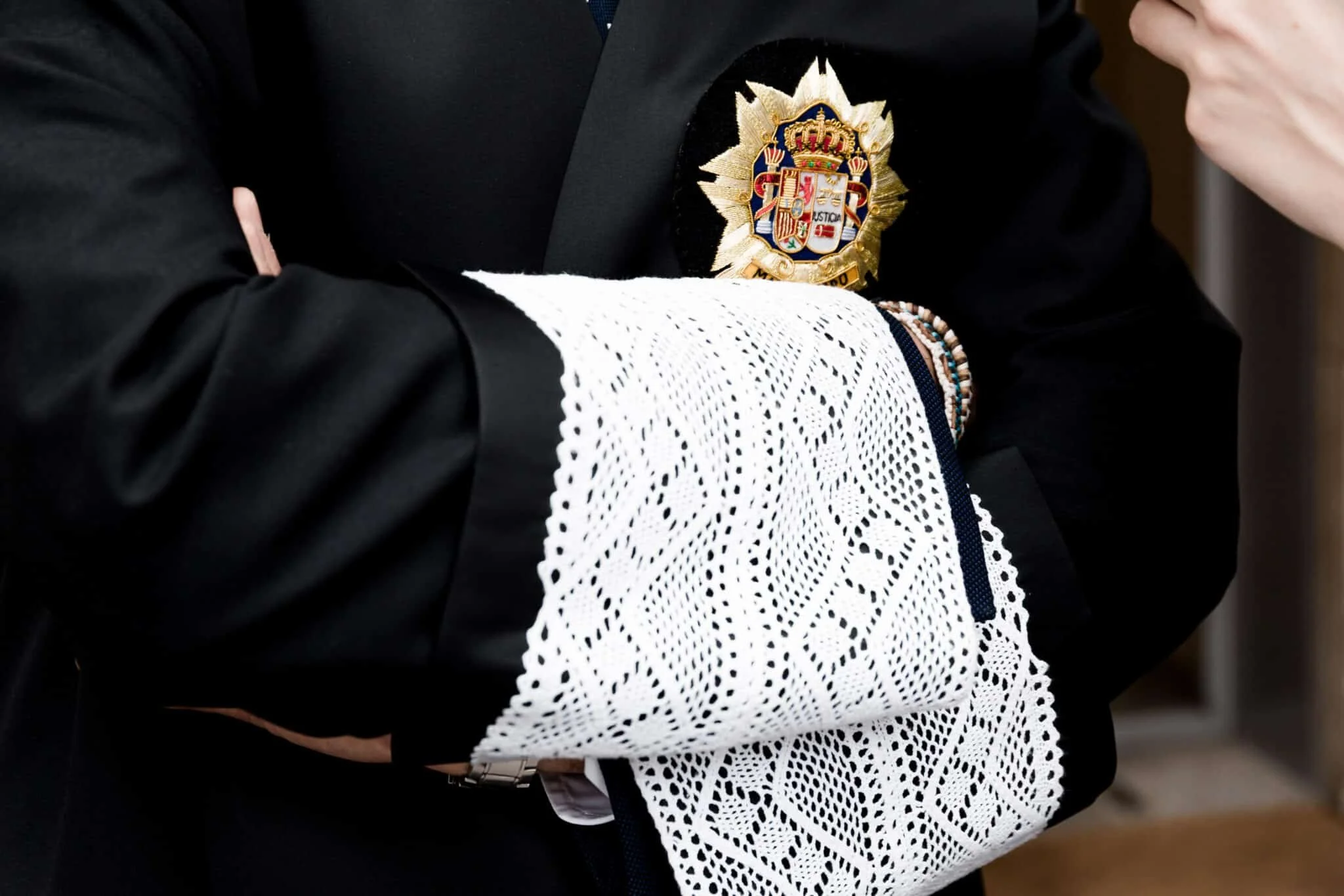 Toga de magistrado con puñetas y escudo.