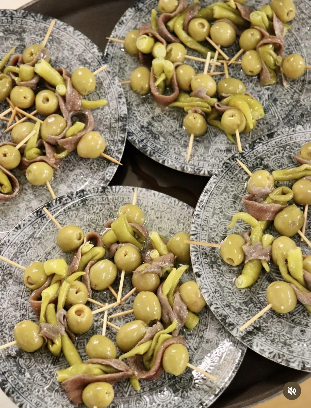 Gildas auténticas en platos decorativos plateados.