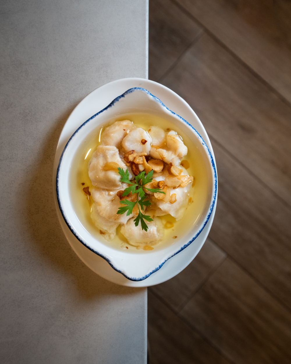 Plato de cocochas al ajillo y decoradas con cilantro