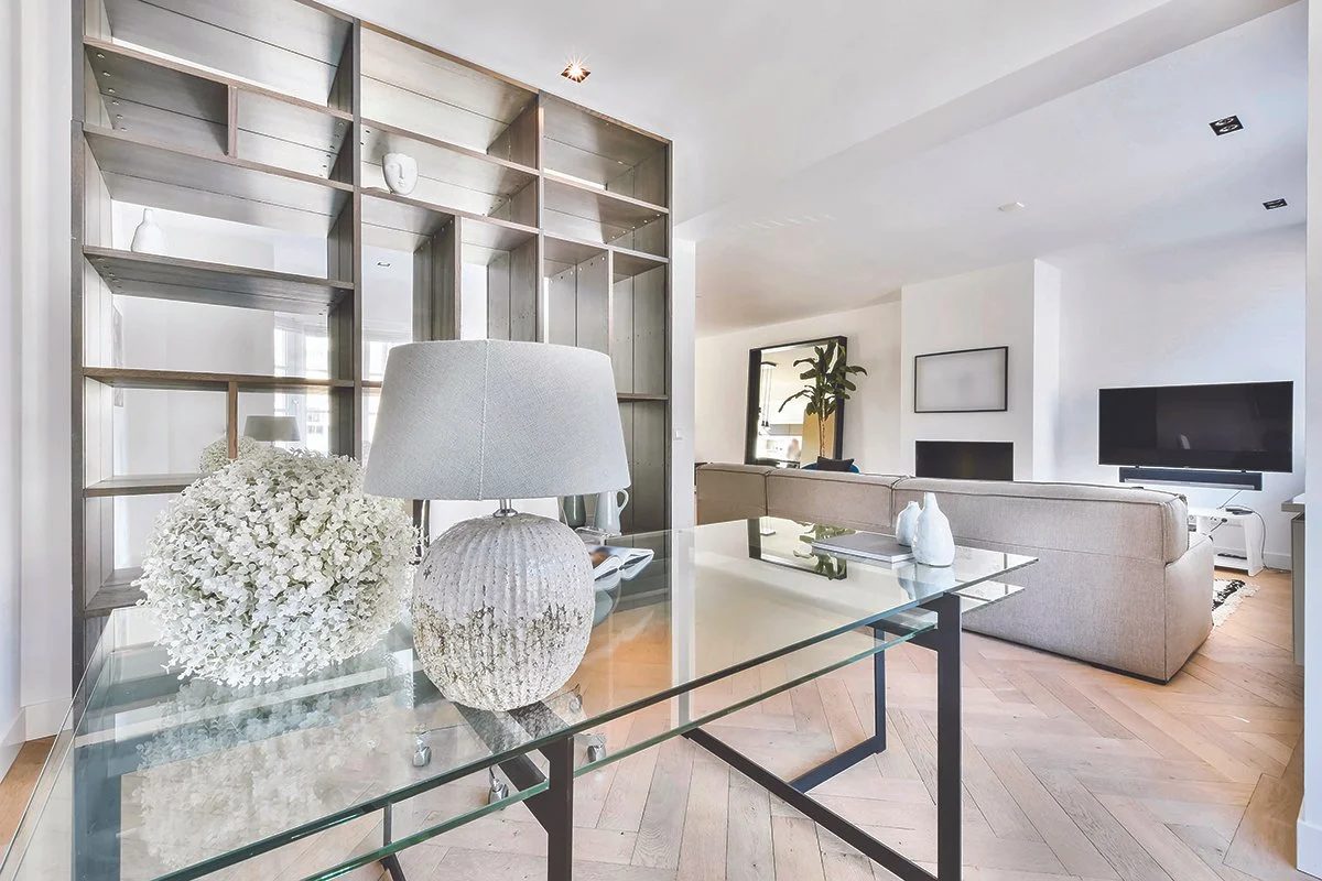 Table en verre dans une pièce épurée