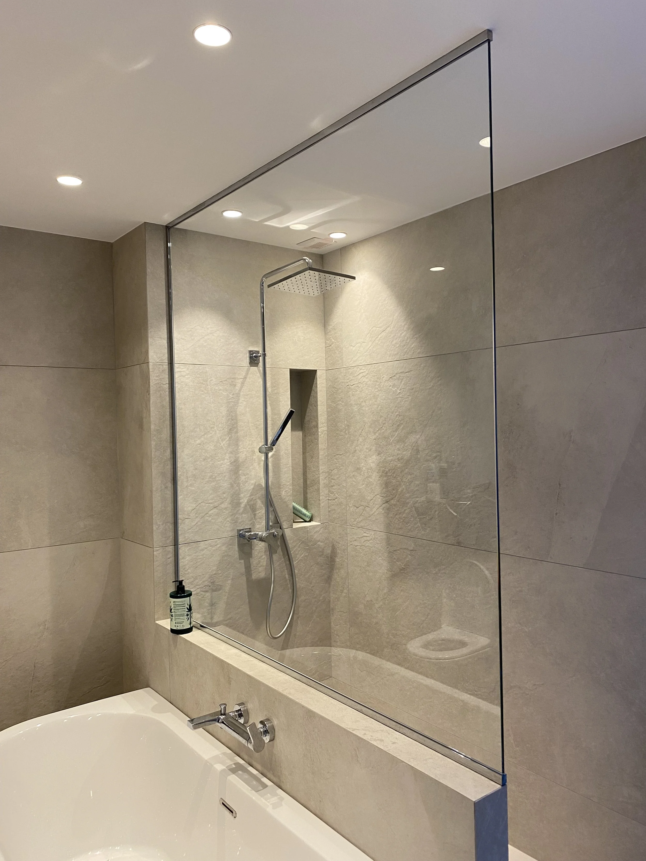 Pare baignoire dans une salle de bain rénovée