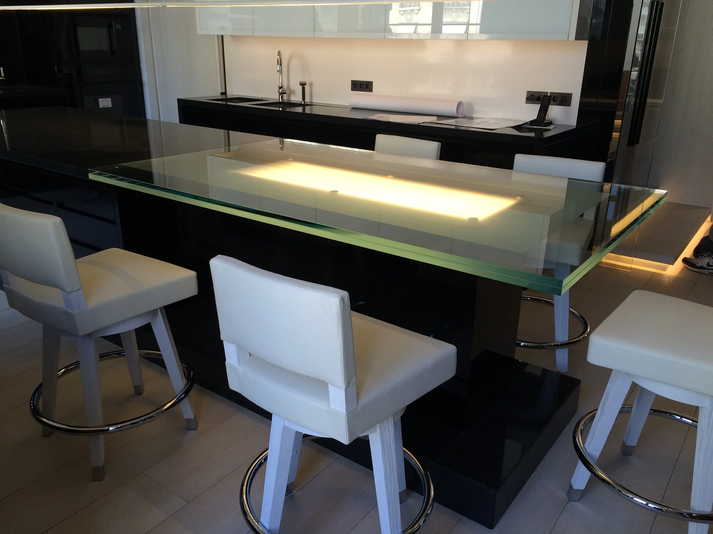 Plan de travail en verre dans une cuisine rénovée