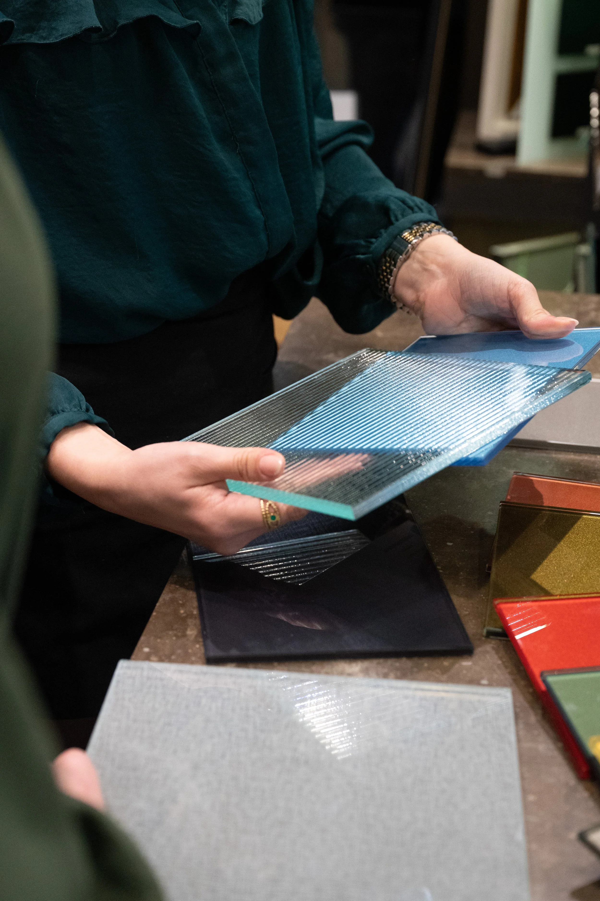 Une personne maniant des moules en verre colorés.