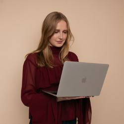 Social media manager working on content strategy and digital communication for brands and businesses.