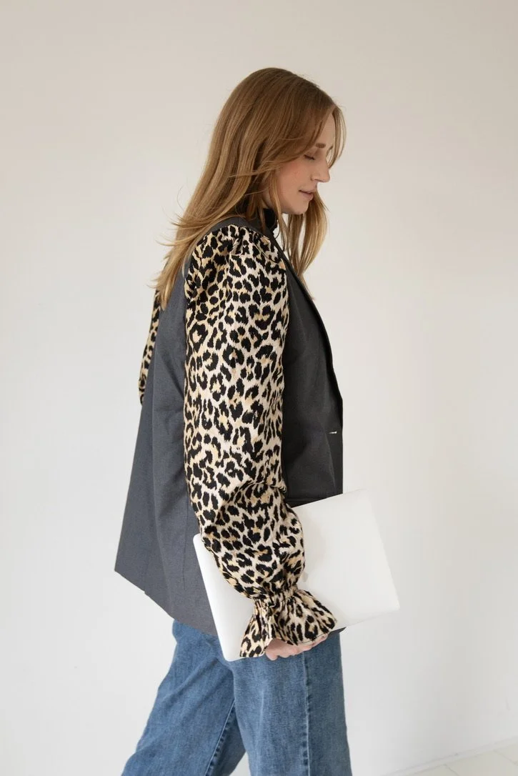 Creative social media manager holding a laptop, representing content creation and strategic brand communication.