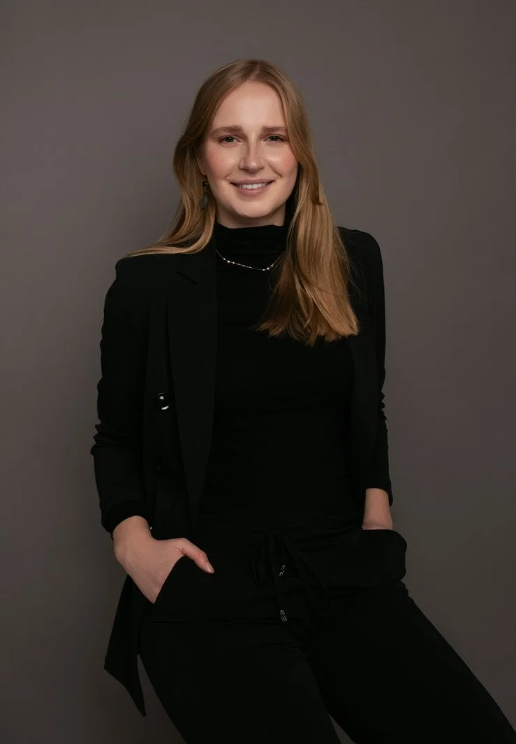 Professional portrait of a social media manager focused on clear strategy and thoughtful brand communication.