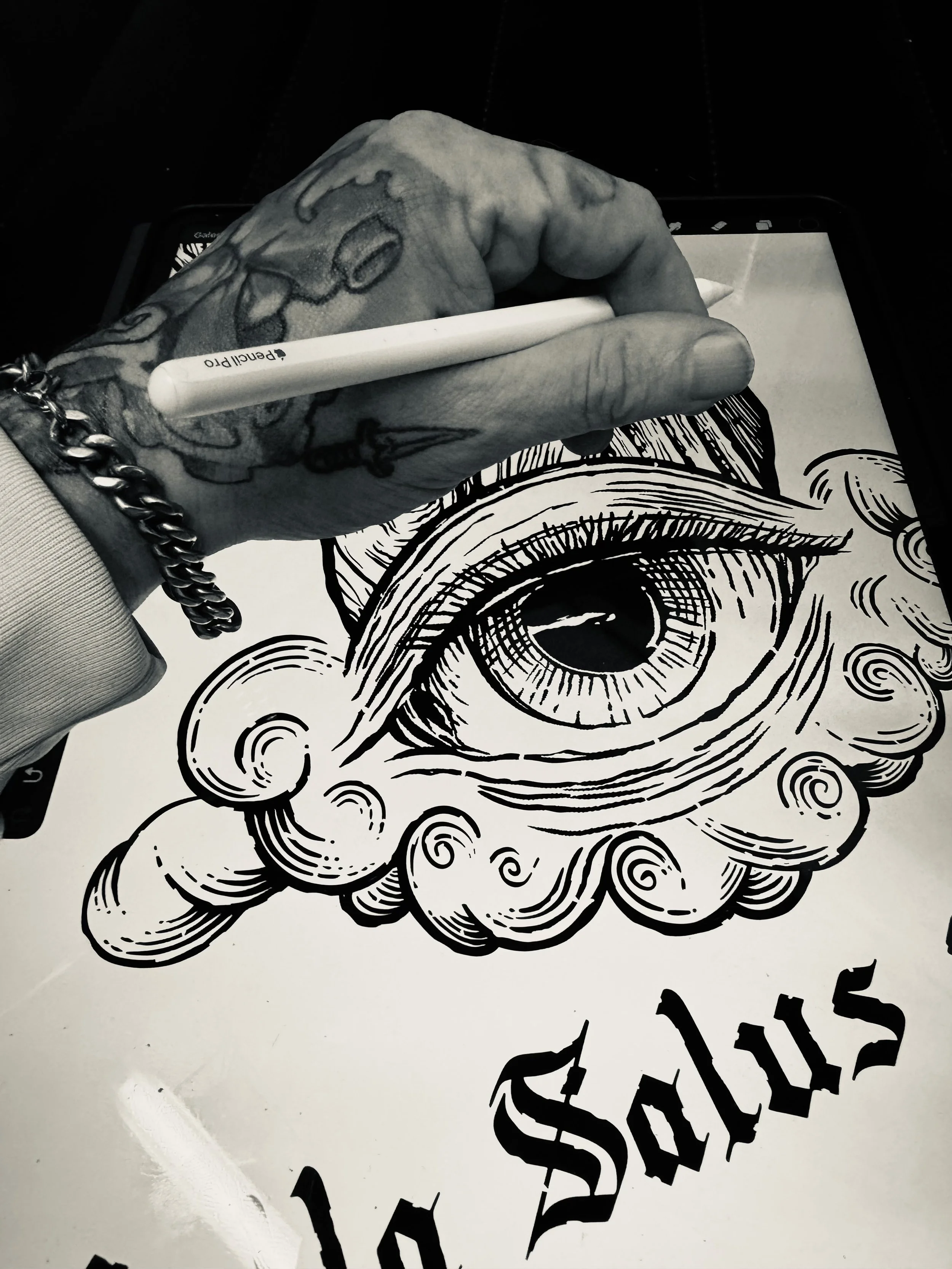 Ein Tattoo wird auf die Hand gestempelt, während eine Person mit tätowierter Hand einen weißen Permanent-Marker hält. Der Hintergrund zeigt eine Zeichnung eines großen Auges mit geschwungenen Linien und Wolkenmustern, darunter das Wort "Salus" in Gothic-Schrift.