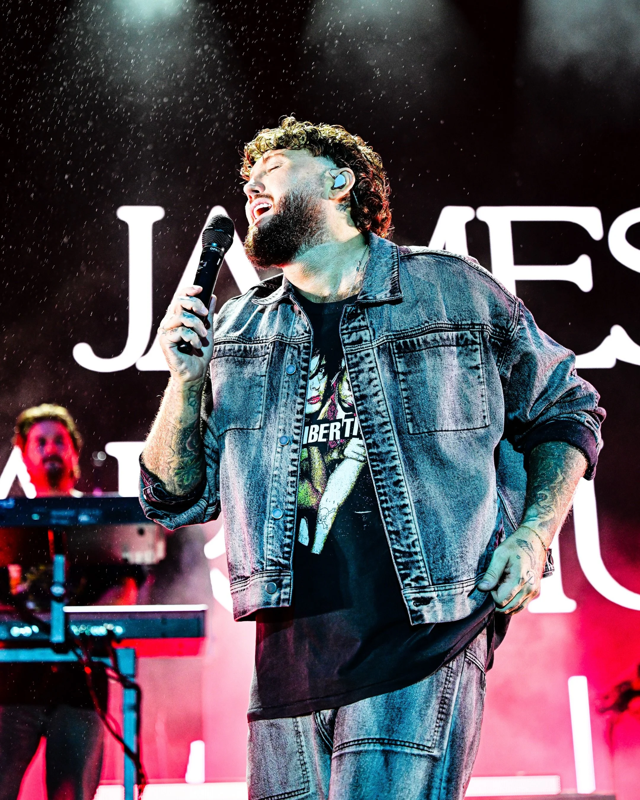 @jamesarthur23 live at @thepiecehall last night 📸

Wow, what an amazing performance and the loudest crowd I've ever heard from the pit 😍

Shot for @wallofsoundgb 

@thepiecehall @rhodesmedia 

#jamesarthur #jamesarthurmusic #halifaxpiecehall #piece