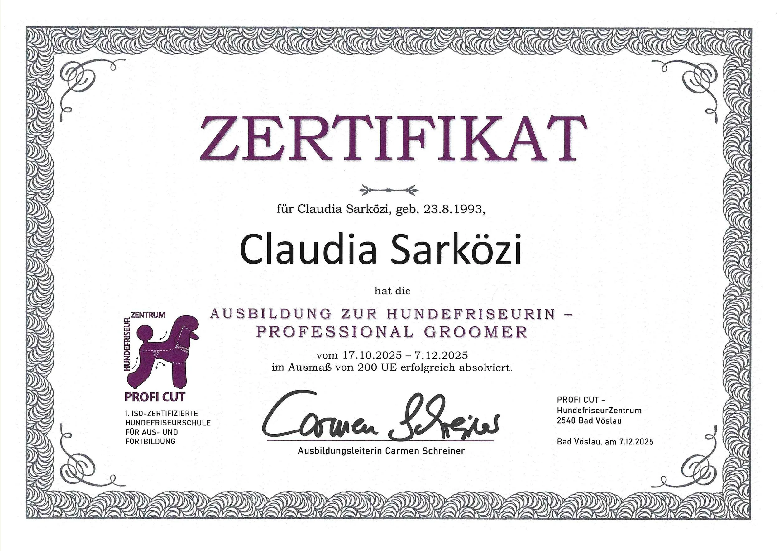 Zertifikat für Claudia Sarközi, geb. 23.8.1993, für die Ausbildung zur Hundefriseurin – Professional Groomer, vom 17.10.2025 bis 7.12.2025, im Umfang von 200 UE erfolgreich absolviert, unterschrieben von Carmen Schreiner.