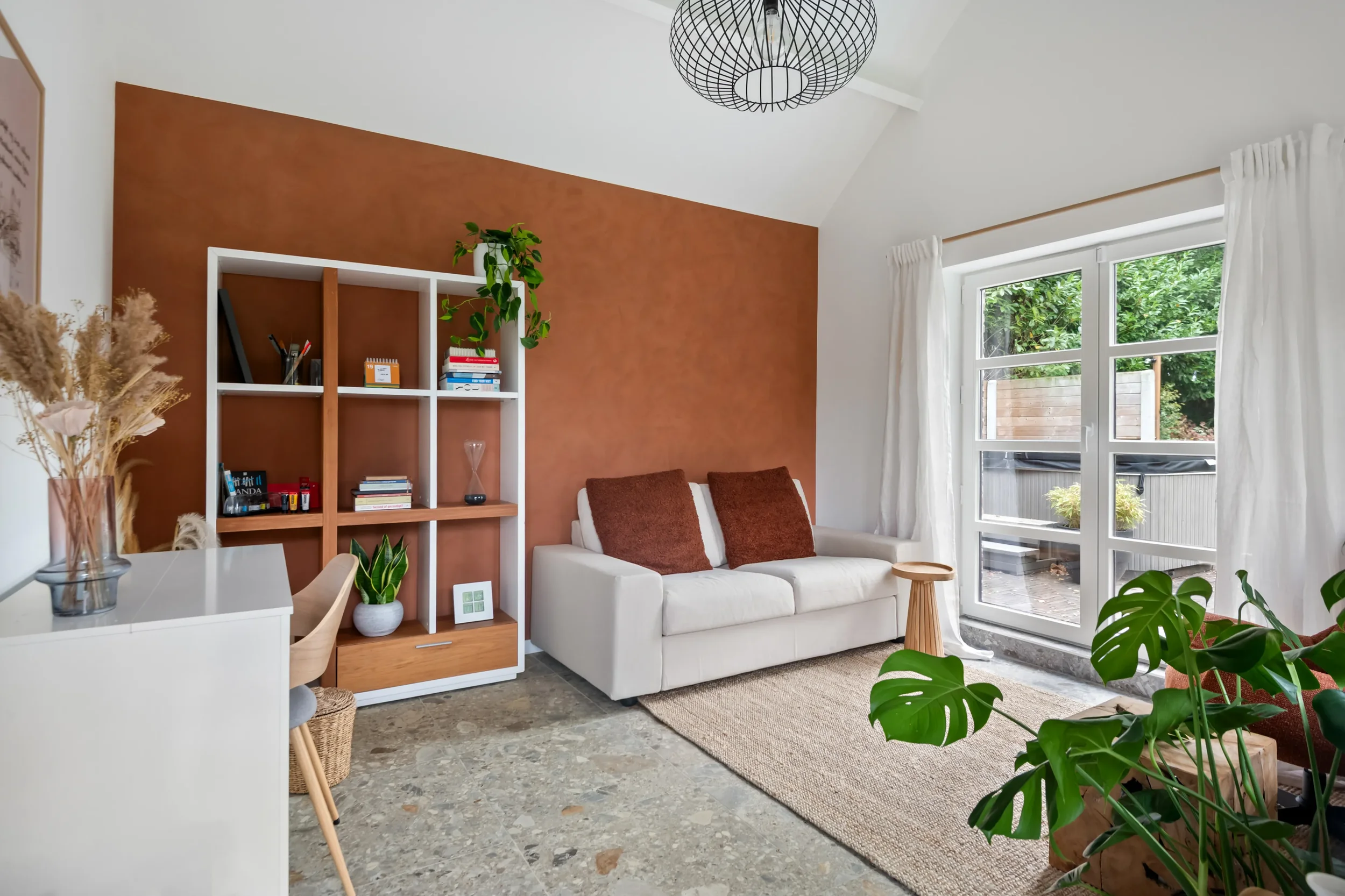 Therapieruimte bij Compass met natuurlijke lichtinval en huiselijke sfeer