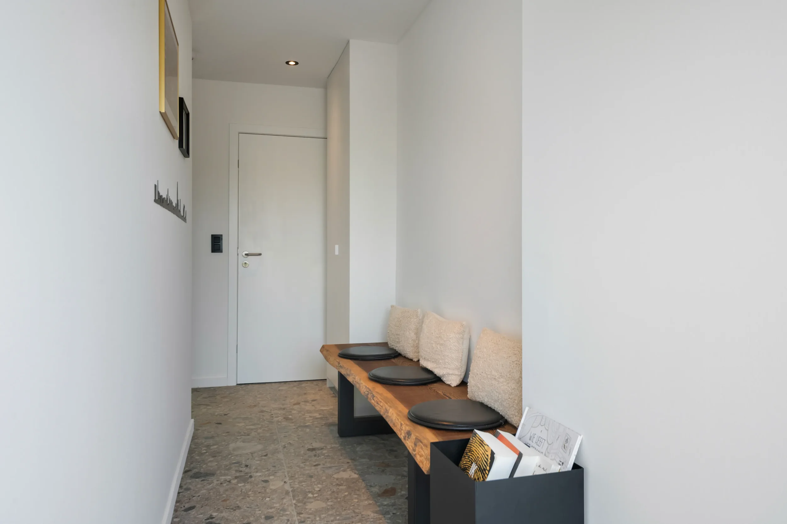 Minimalistische inkomruimte met zitbank in een professionele praktijkomgeving