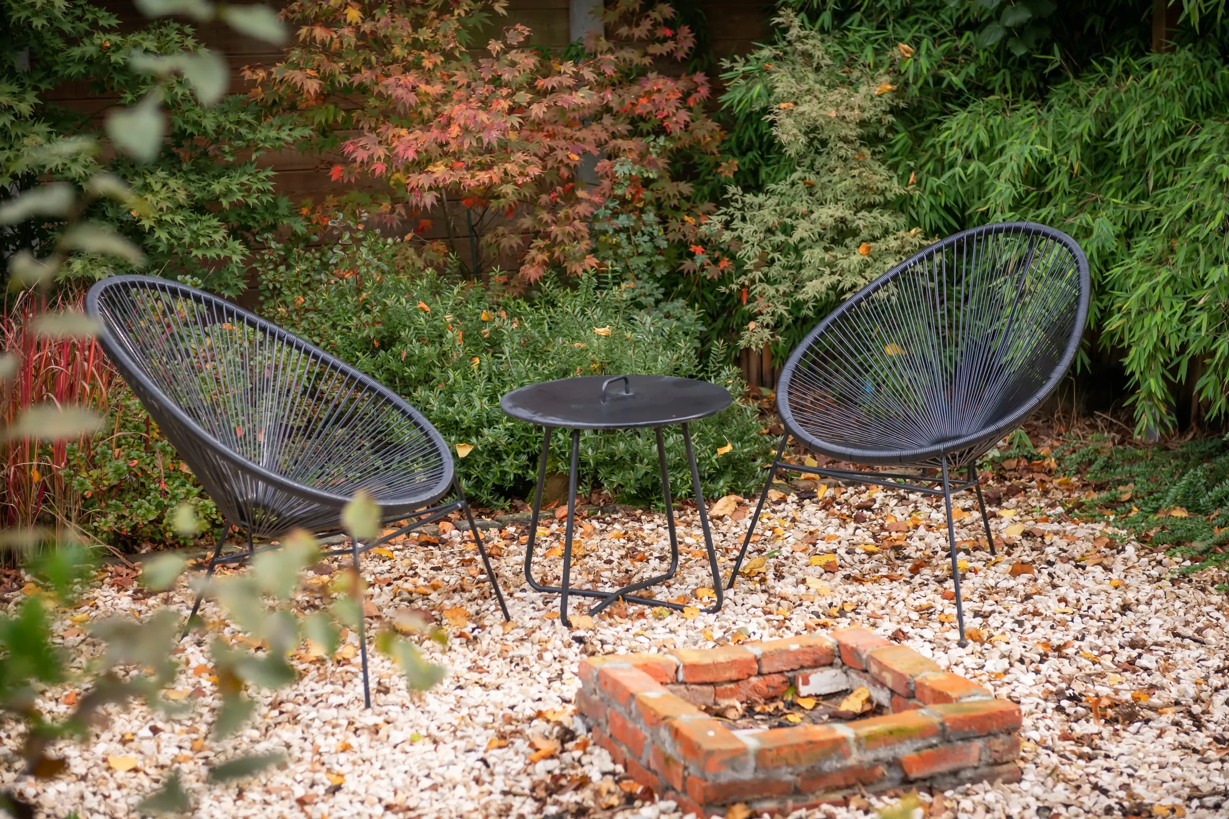 Rustige zithoek in de tuin van Compass, ideaal voor een moment van ontspanning