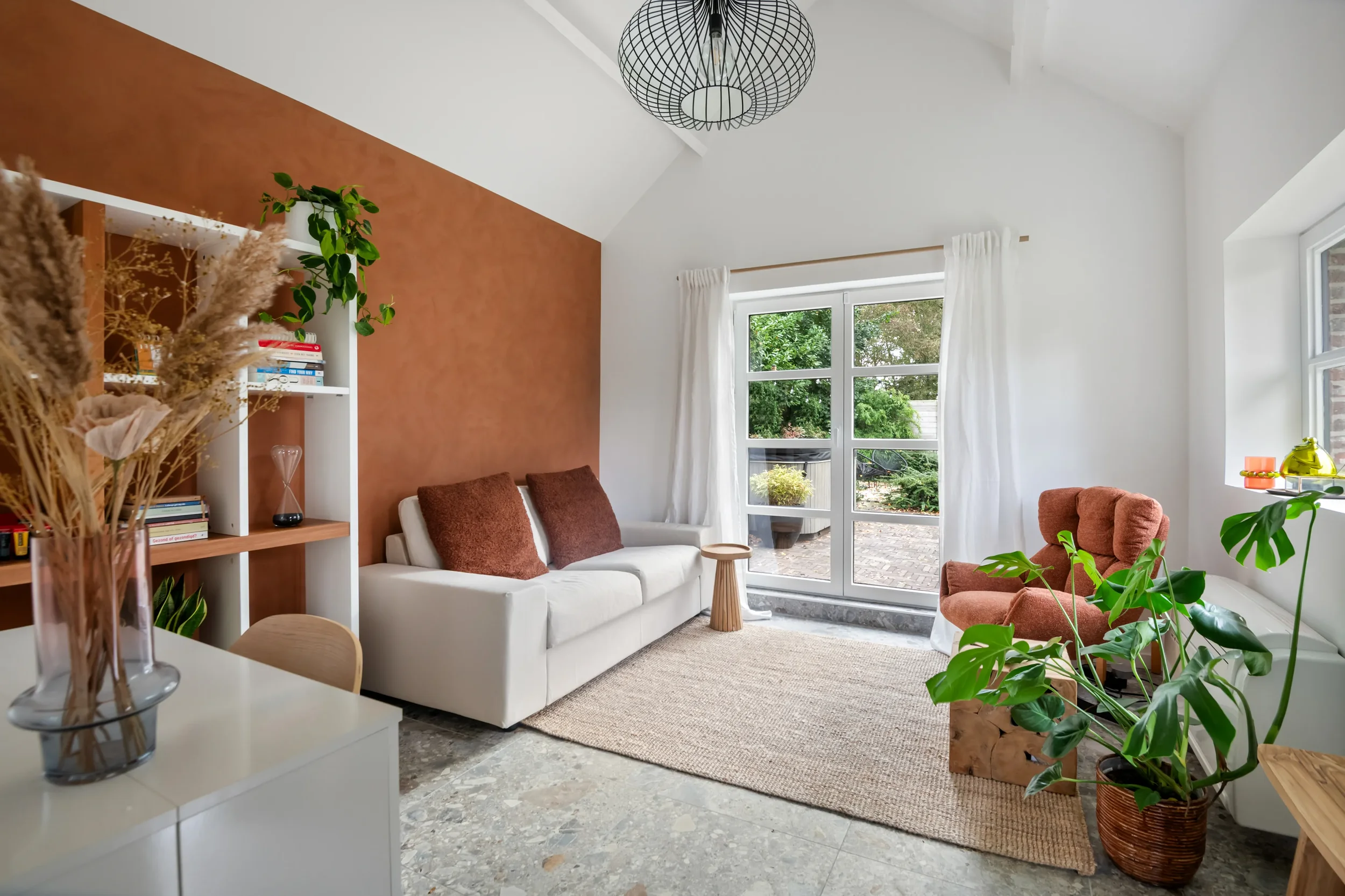 Therapieruimte bij Compass met natuurlijke lichtinval en huiselijke sfeer