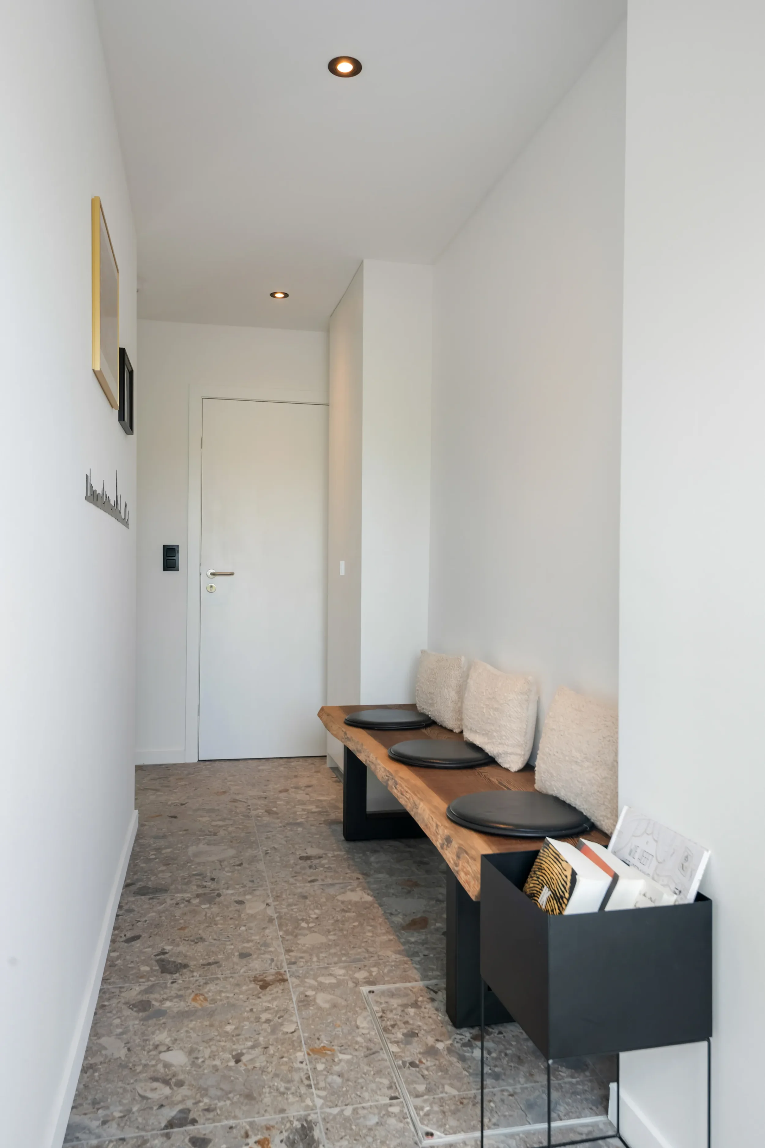 Minimalistische inkomruimte met zitbank in een professionele praktijkomgeving