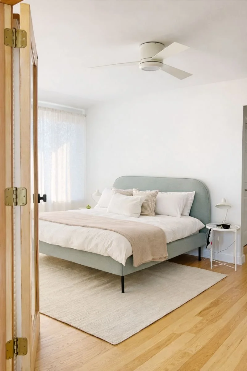 The primary bedroom is oversized with a king size bed, en-suite bathroom and a large master closet. Equipped with a TV and ceiling fan. 