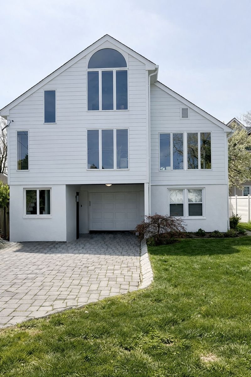 The Lightline House was newly renovated in 2021 by the current owners and owner-occupied since. This is the first summer it is open to outside guests. 