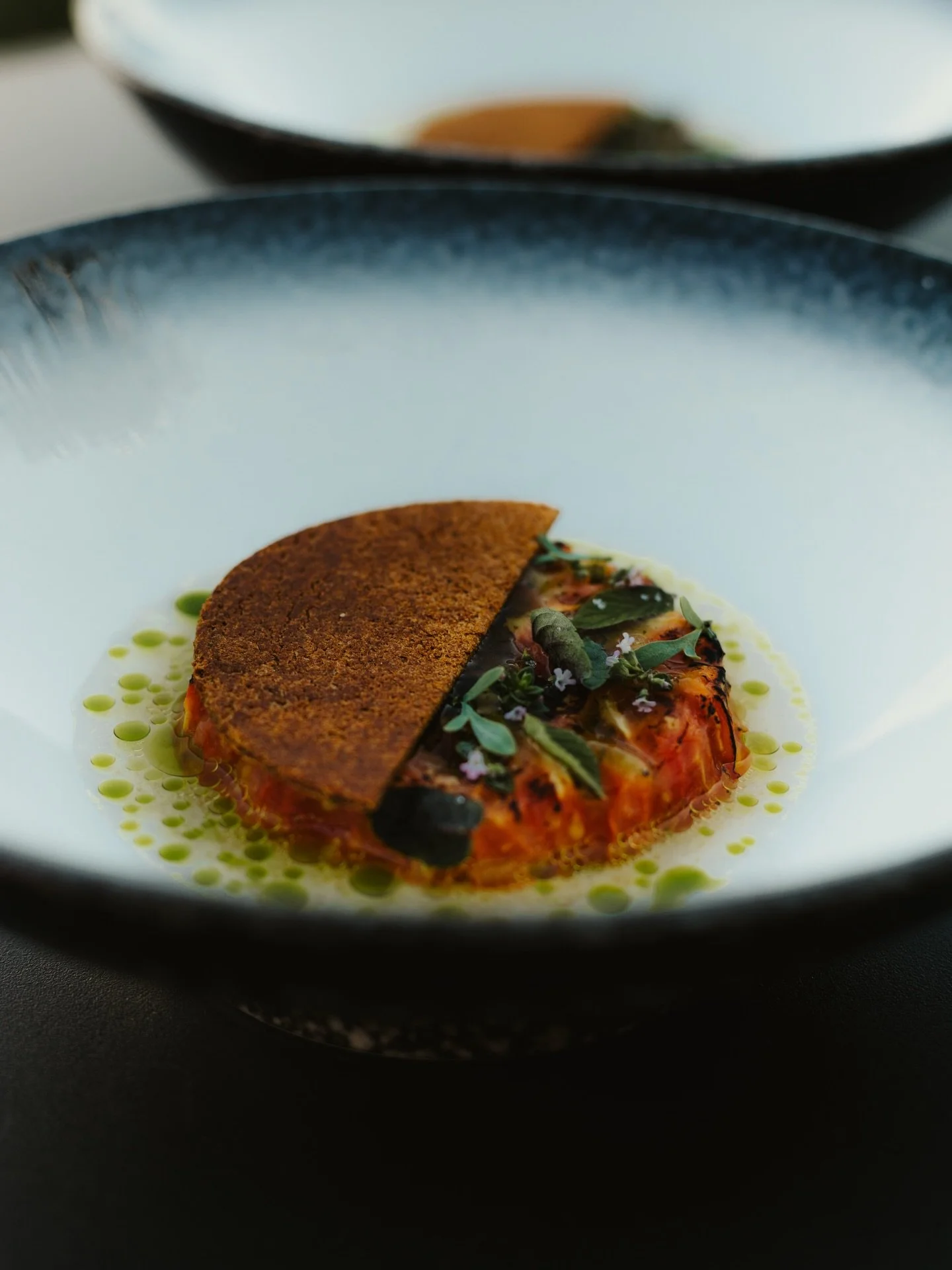 La tomate confite 🍅

Une tomate confite &agrave; l&rsquo;&eacute;rable, eau de tomate brul&eacute;e perl&eacute;e d&rsquo;une huile verte &agrave; l&rsquo;estragon et un crumble &agrave; la tomate

La tomate ancienne, de la main du mara&icirc;cher &