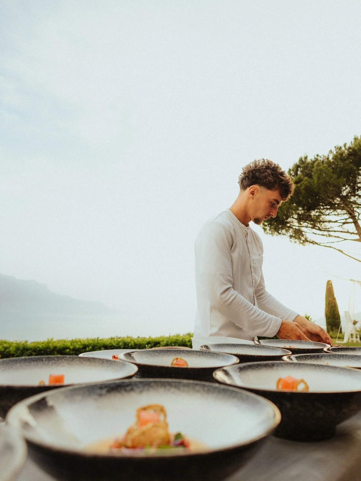 Une cuisine sinc&egrave;re avec des assiettes &agrave; la hauteur de l&rsquo;occasion, o&ugrave; chaque d&eacute;tail compte 🍅

#chef&agrave;domicile #chefpriv&eacute; #vaud #montreux #montreuxriviera