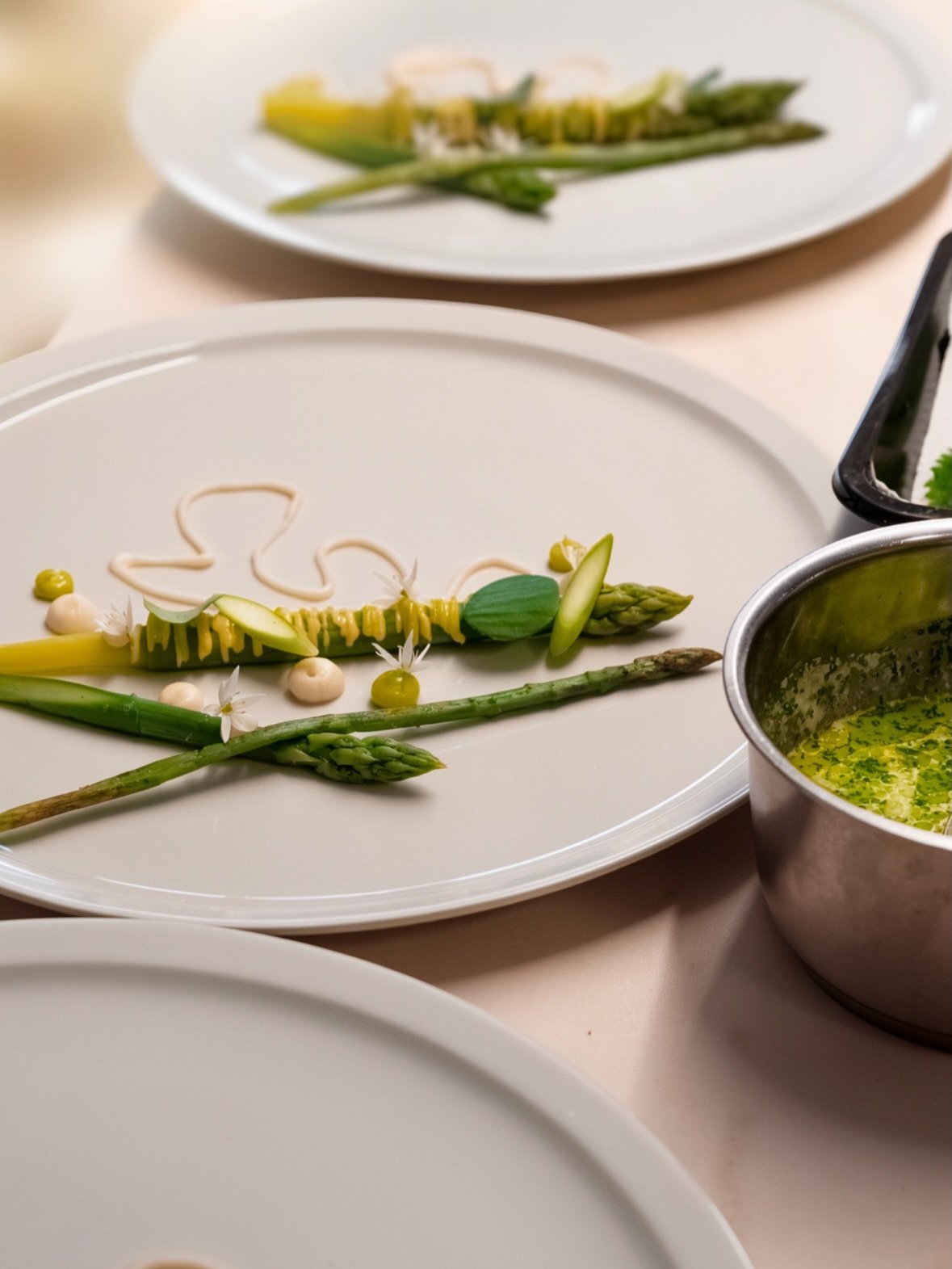 Chef &agrave; domicile le temps d&rsquo;une soir&eacute;e anniversaire surprise chez mes clients.

L&rsquo;asperge au c&oelig;ur de la table en ce d&eacute;but de printemps : asperge verte du Valais, ail des ours, chou-fleur, ortie 🌱

#chef&agrave;d