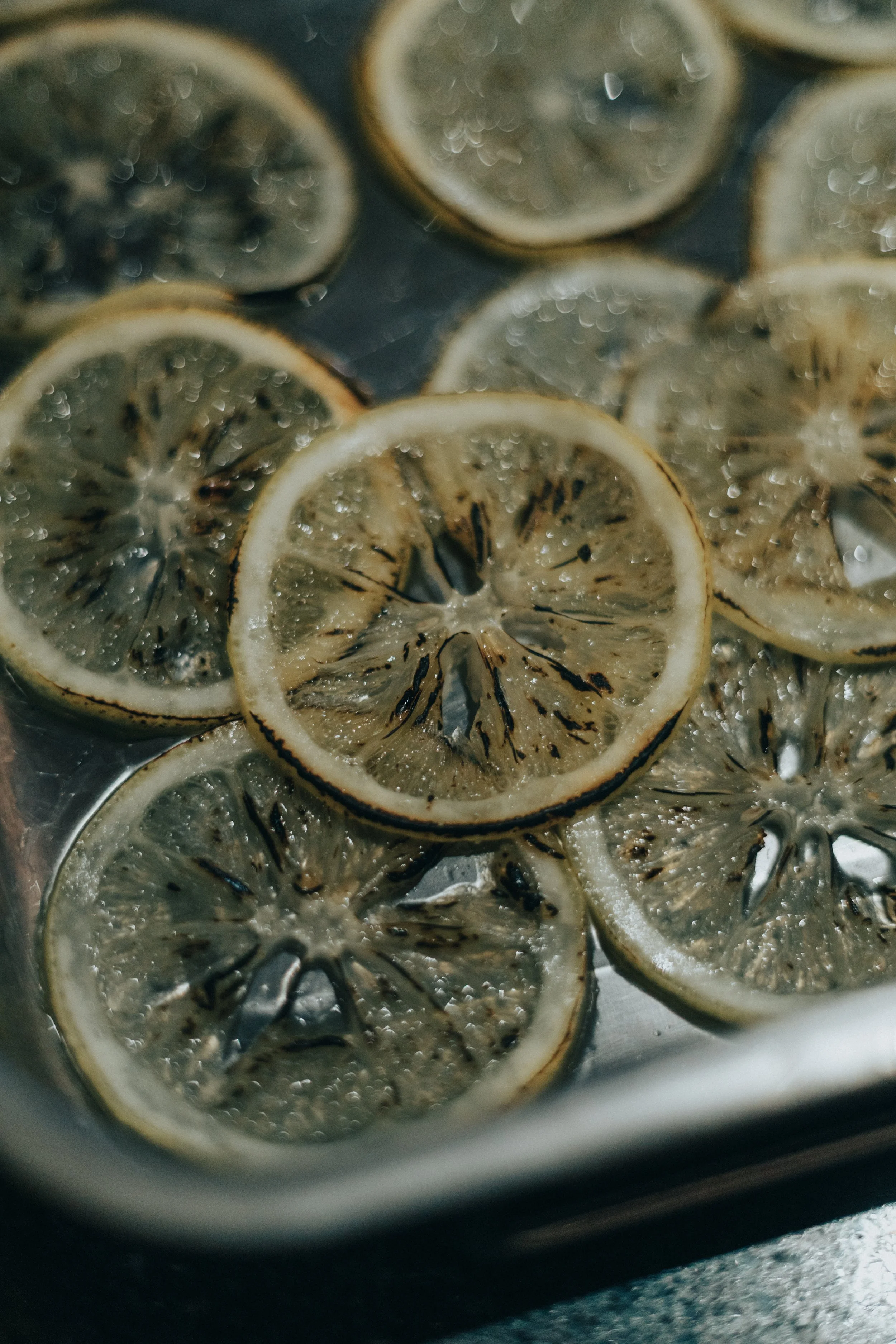 Tranches de citron séchées dans un plat.