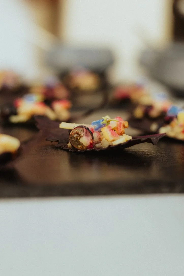 Chocolats noirs garnis de confettis colorés.